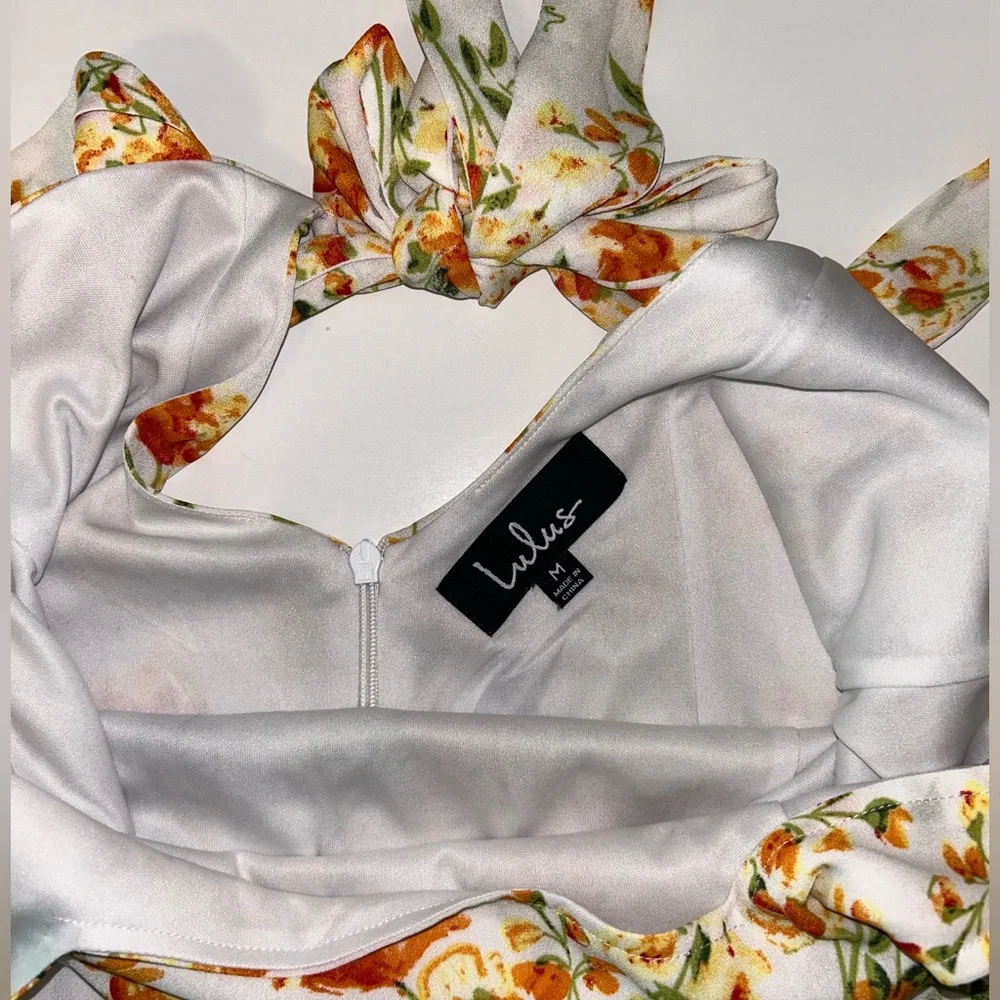 Lulus‎ Day Date white, orange floral dress, fully lined, tie back sz Medium